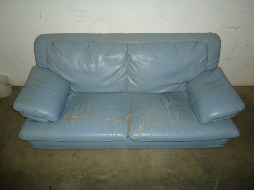 (0131'660) - Wild deponierstes Sofa auf der Rampe vom BrockiShop am 18. Dezember 2010