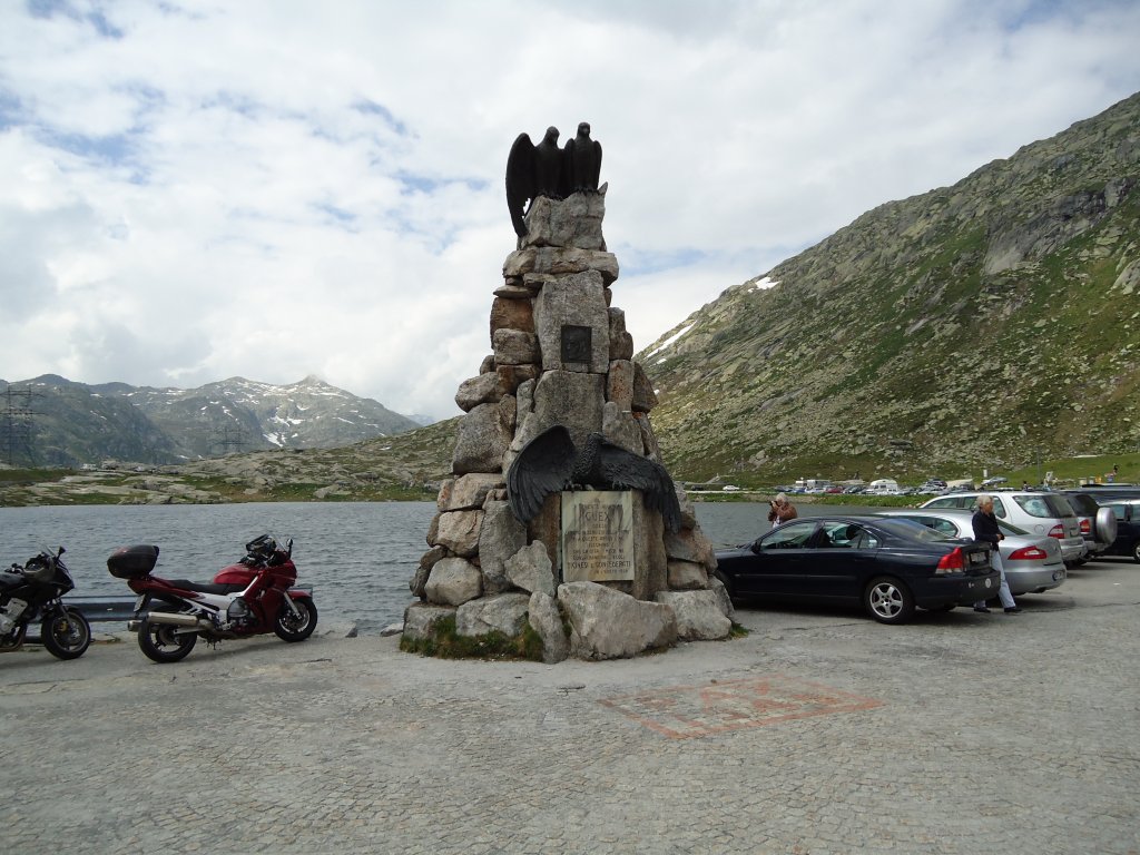 (127'599) - Denkmal auf dem Gotthardpass am 4. Juli 2010