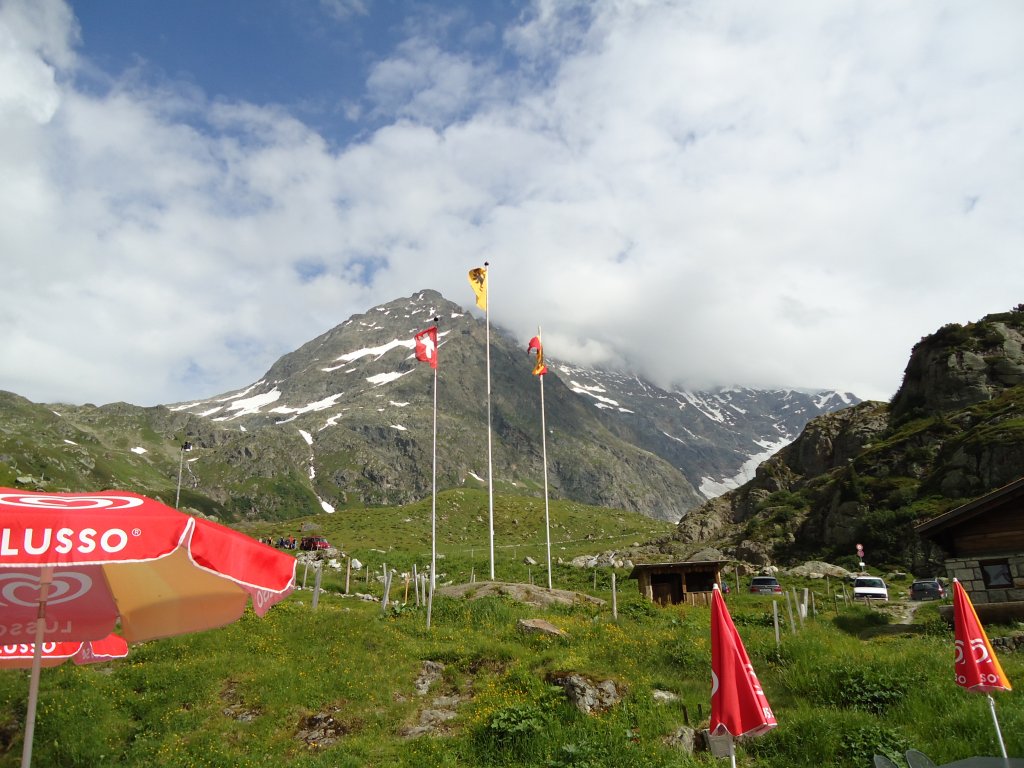 (127'623) - Fahnen beim Steingletscher am Sustenpass am 4. Juli 2010