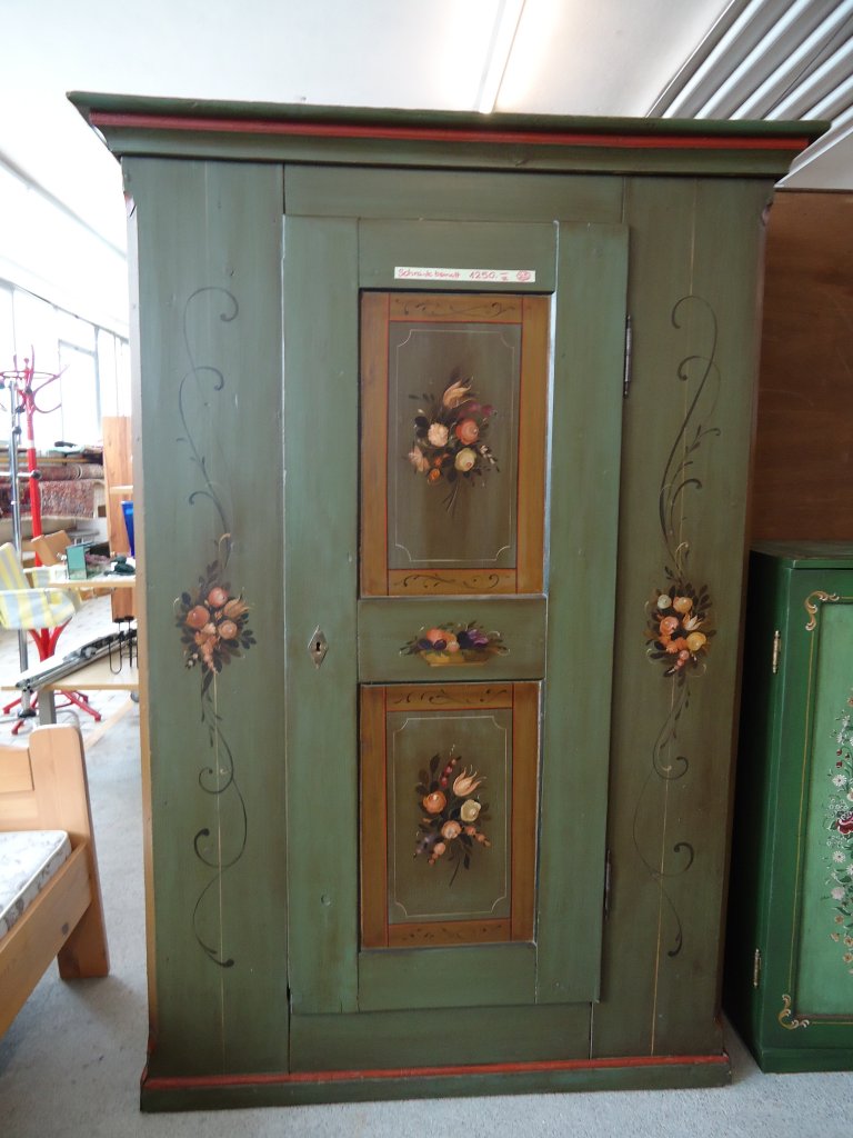 (128'235) - Bemalter Bauernschrank am 4. August 2010