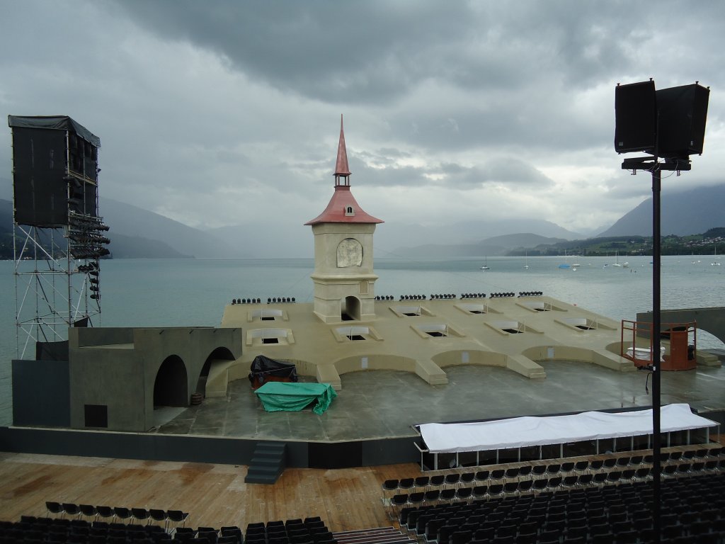 (128'685) - Die Thuner Seespielb�hne mit dem Zytgloggenturm zum Musical D�llebach Kari am 12. August 2010