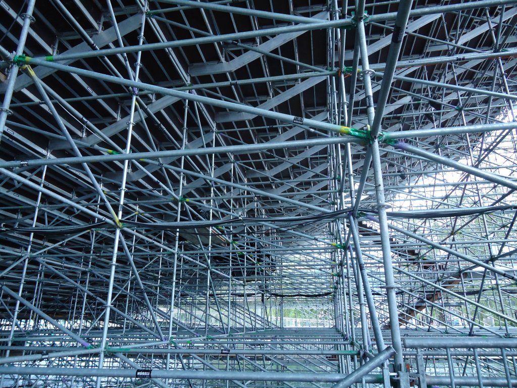 (128'688) - Eindr�ckliche Konstruktion der B�hne zum Musical D�llebach Kari am 12. August 2010