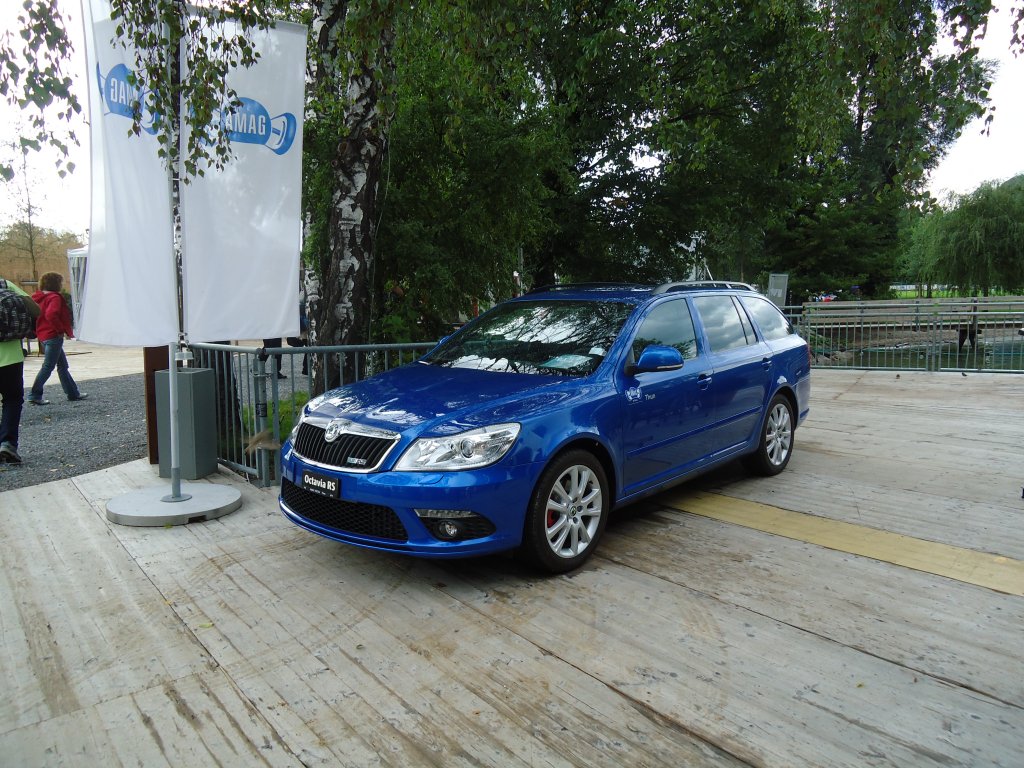 (128'690) - Skoda Octavia am 12. August 2010 in Thun, Thuner Seeb�hne