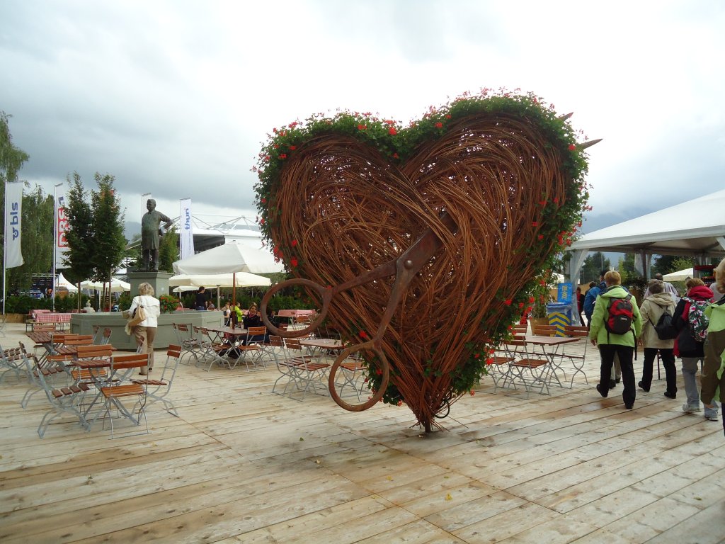 (128'693) - Herz mit Schere am Musical D�llebach Kari der Thuner Seespiele am 12. August 2010