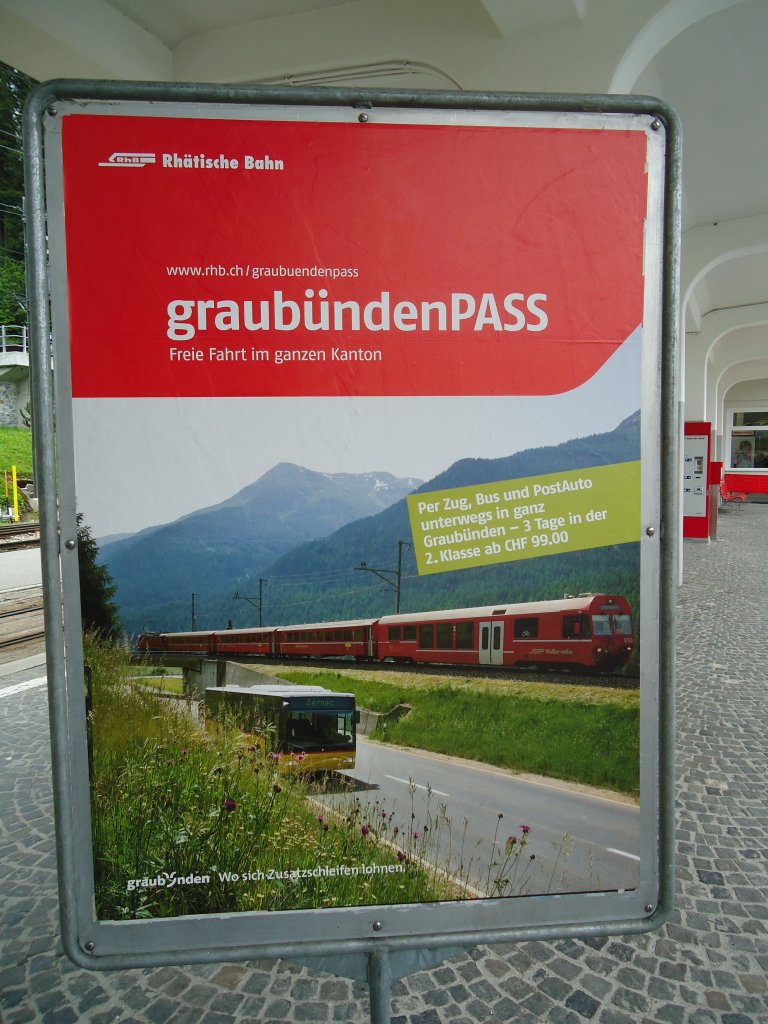 (128'718) - Plakat f�r den graub�ndenPASS am 13. August 2010 beim Bahnhof Arosa