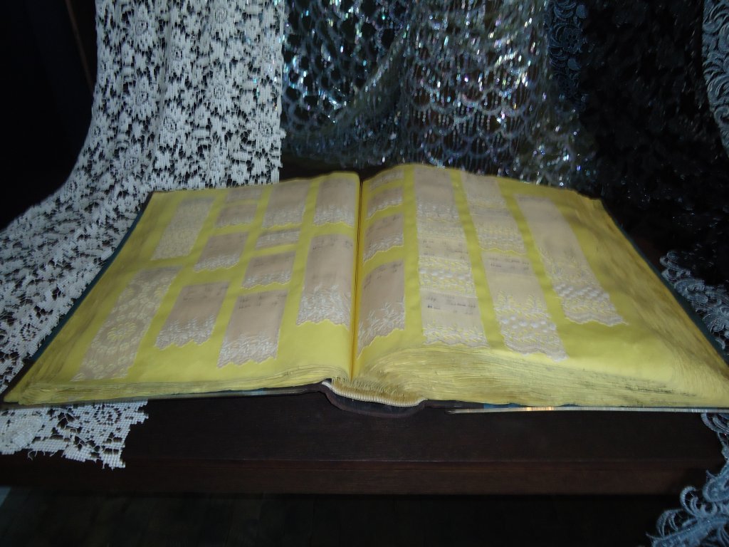 (128'795) - Im Saurer-Museum in Arbon: Katalog mit Stickereien am 21. August 2010