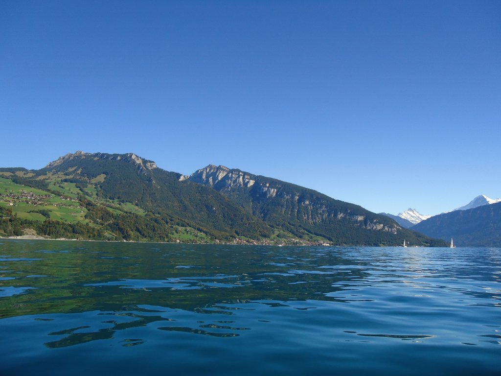 (130'130) - Blick gegen das Niederhorn vom Thunersee aus am 3. Oktober 2010