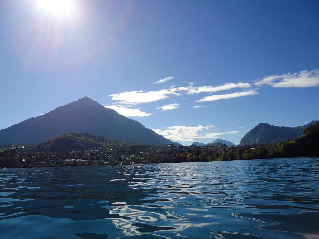 (130'132) - Der Niesen und Spiez vom Thunersee aus am 3. Oktober 2010