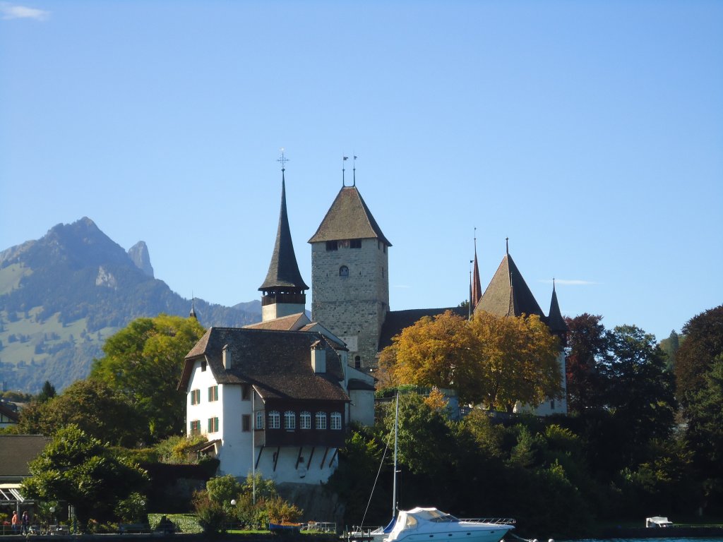(130'134) - Das Schloss Spiez vom Thunersee aus am 3. Oktober 2010