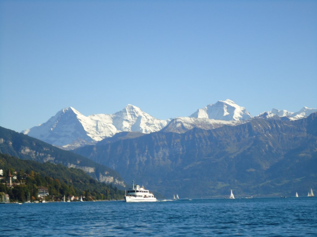 (130'139) - Eiger, M�nch und Jungfrau von Thunersee aus am 3. Oktober 2010