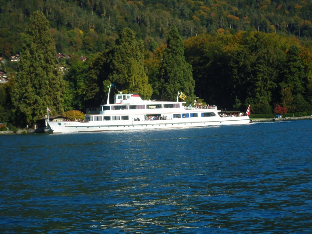 (130'140) - Motorschiff Beatus am 3. Oktober 2010 auf dem Thunersee