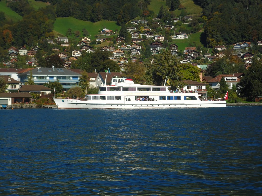 (130'141) - Motorschiff Beatus am 3. Oktober 2010 auf dem Thunersee