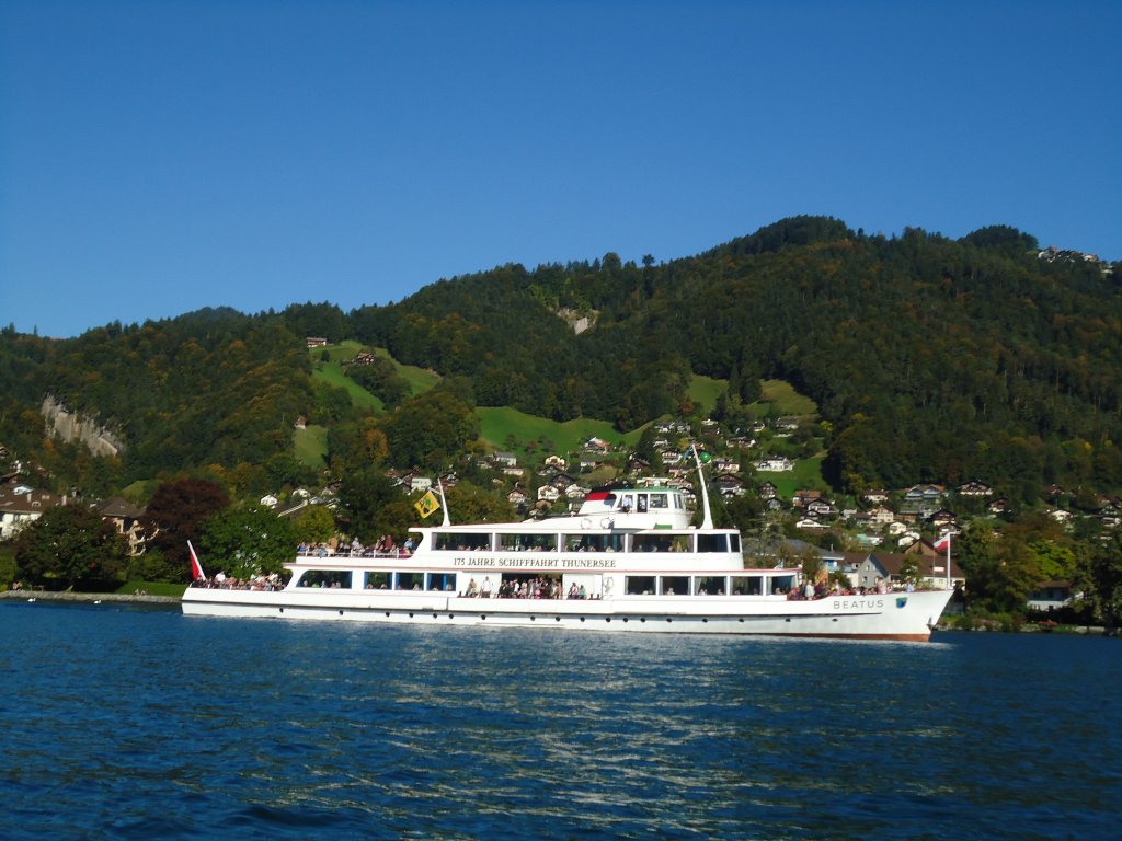 (130'145) - Motorschiff Beatus am 3. Oktober 2010 auf dem Thunersee