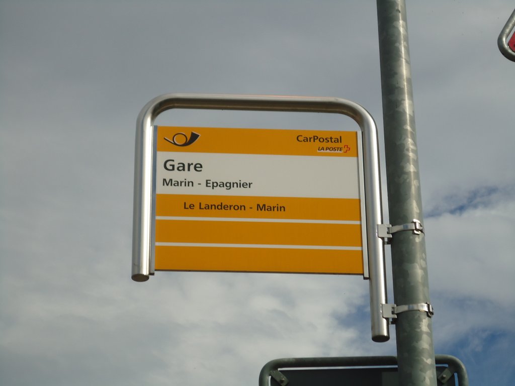(130'237) - PostAuto-Haltestelle - Marin-Epagnier, Gare - am 4. Oktober 2010