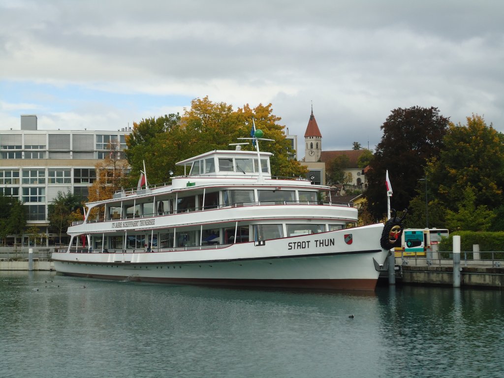 (130'269) - Motorschiff Stadt Thun am 5. Oktober 2010 an der Schiffl�ndte Thun
