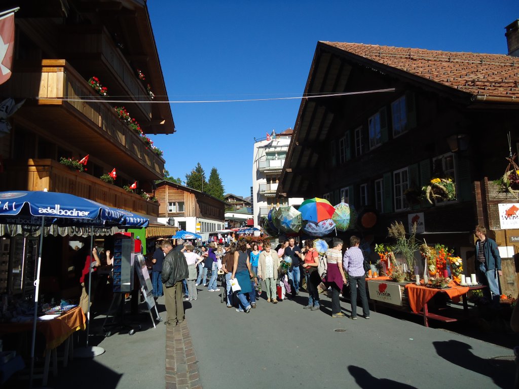 (130'273) - Am Adelbode-M�rit am 7. Oktober 2010 in Adelboden, Dorfstrasse