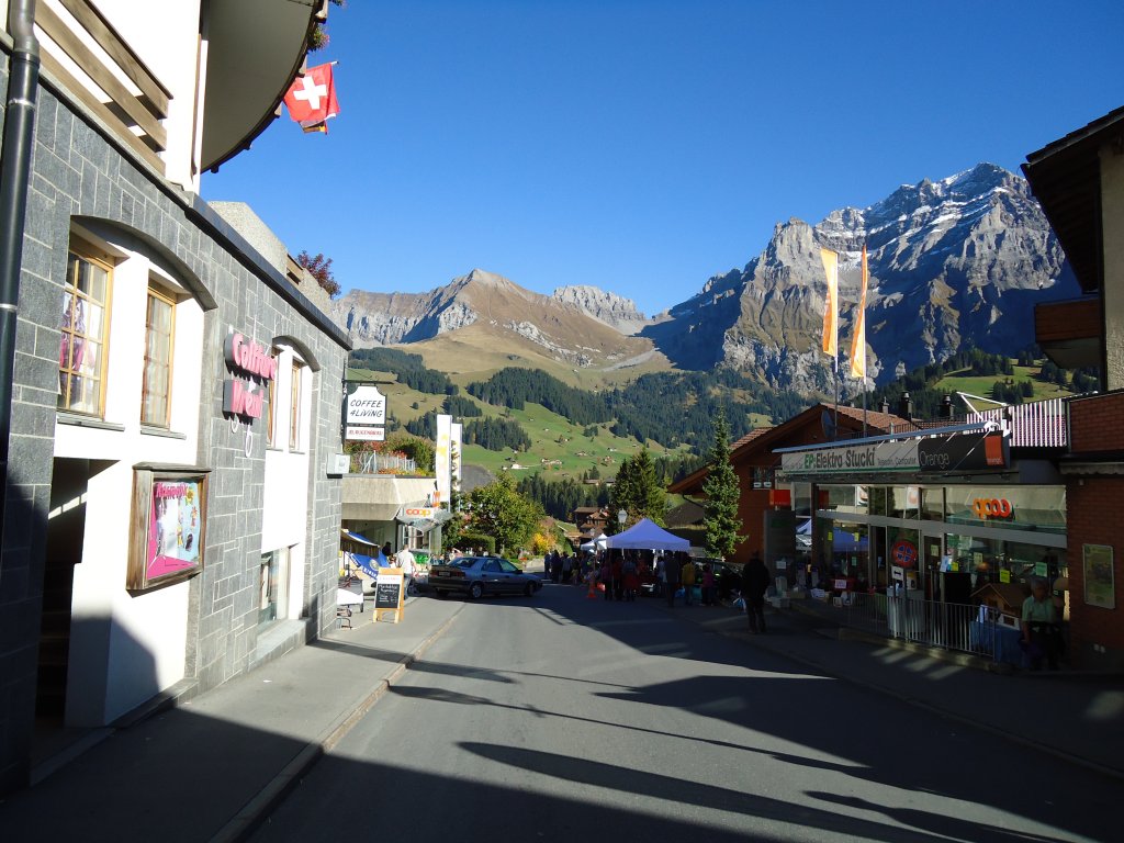 (130'279) - Adelboden, Landstrasse und Bunderspitz am 7. Oktober 2010