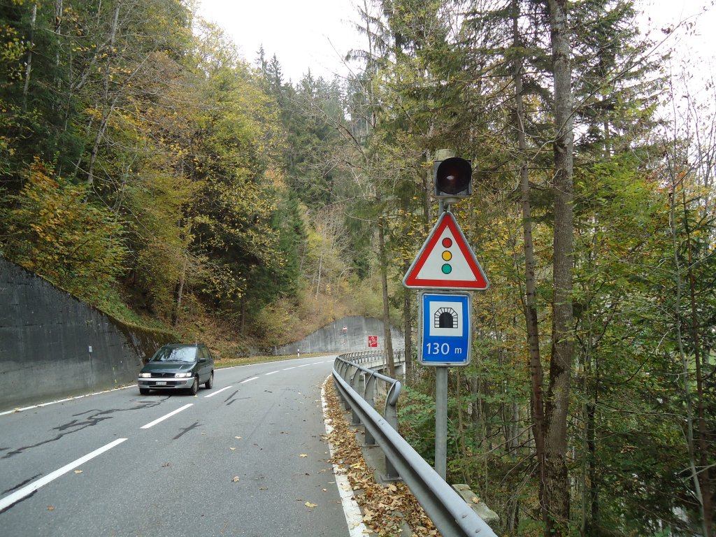 (130'326) - Im Frutigspissen Ladholz: Blinklichtsignal und Tunnelhinweis am Husweidlistutz am 11. Oktober 2010