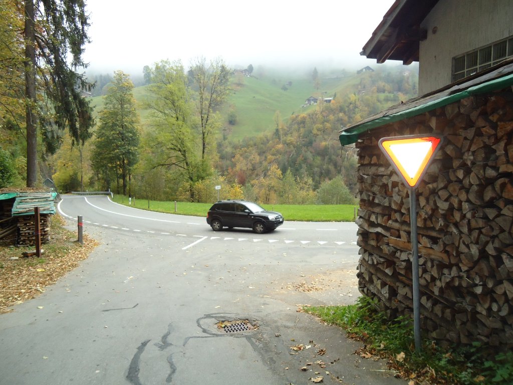 (130'343) - Im Frutigspissen Ladholz: Einm�ndung von der Ladholzstrasse in die Hauptstrassen mit Kein Vortritt am 11. Oktober 2010
