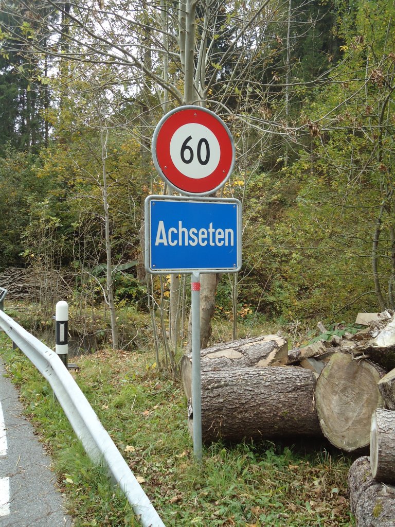 (130'347) - Ortstafel von Achseten mit Geschwindigkeitsbeschr�nkung am 11. Oktober 2010