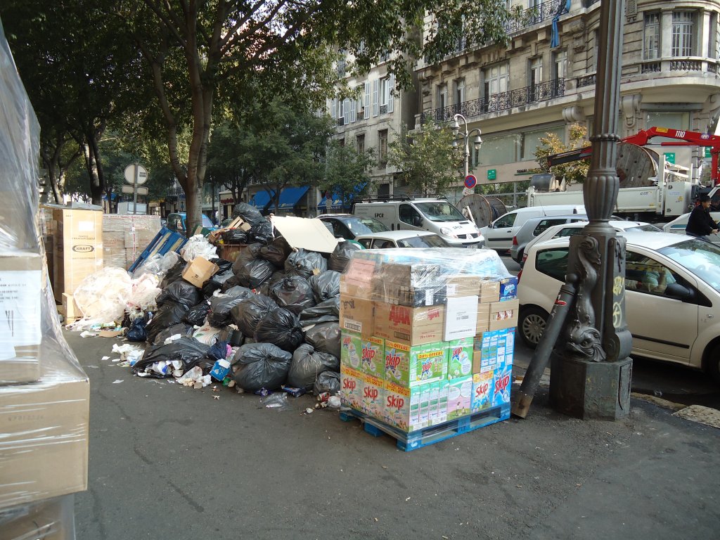 (130'521) - Kehrichts�cke und Neuware stapeln sich eng beieinander in Marseille am 15. Oktober 2010