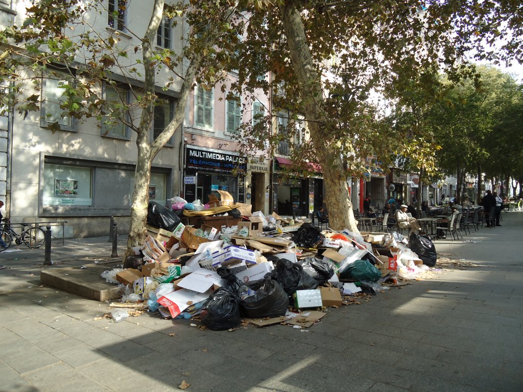 (130'522) - In einer Strasse in Marseille t�rmen sich die Kehrichts�cke am 15. Oktober 2010