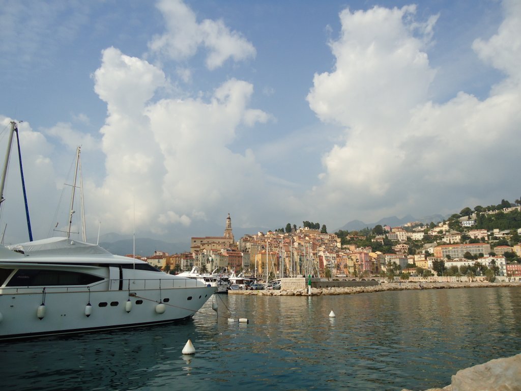 (130'689) - Der Hafen von Menton am 16. Oktober 2010