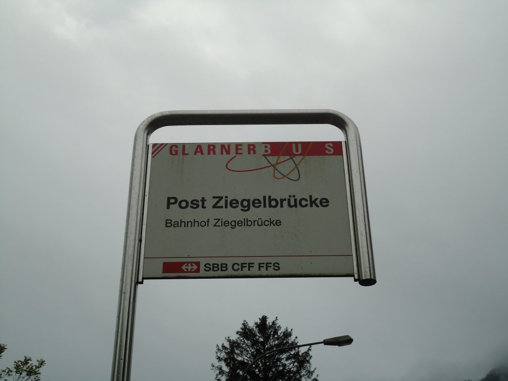 (130'783) - Glarnerbus-Haltestelle - Ziegelbr�cke, Post Ziegelbr�cke - am 24. Oktober 2010