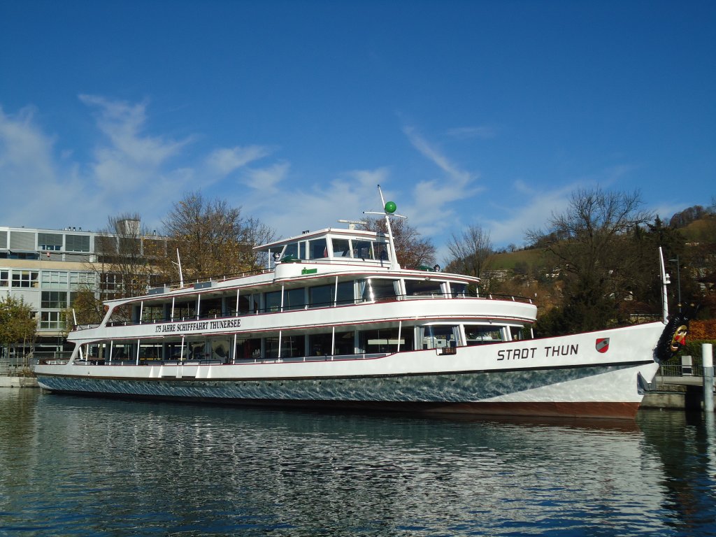 (130'946) - Motorschiff Stadt Thun am 14. November 2010 an der Schiffl�ndte Thun