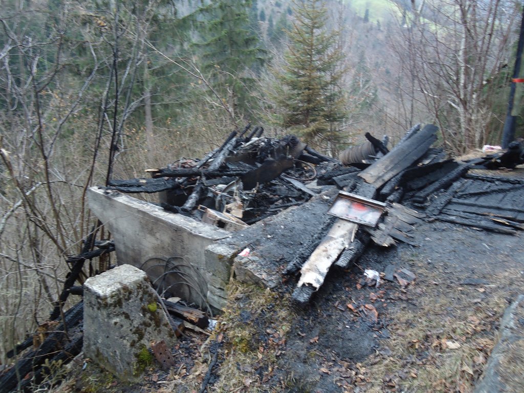 (130'982) - AFA-Haltestelle B�nigen am 15. November 2010; der abgebrannte Schober