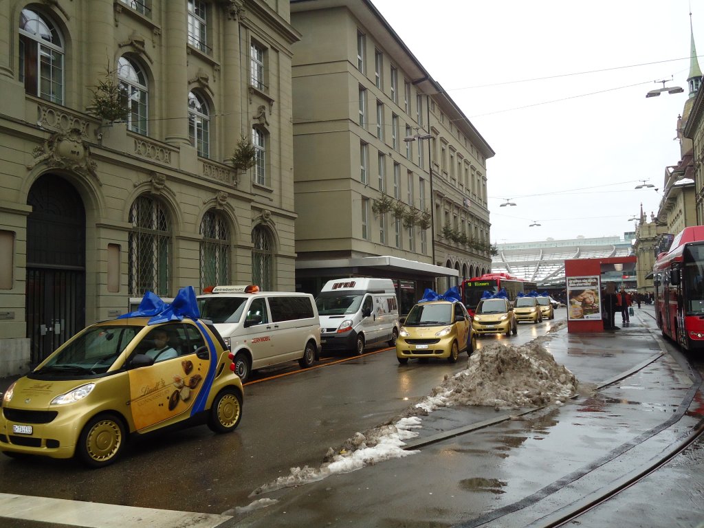 (131'376) - Lindt Smart-Konvoi am 7. Dezember 2010 beim Bahnhof Bern