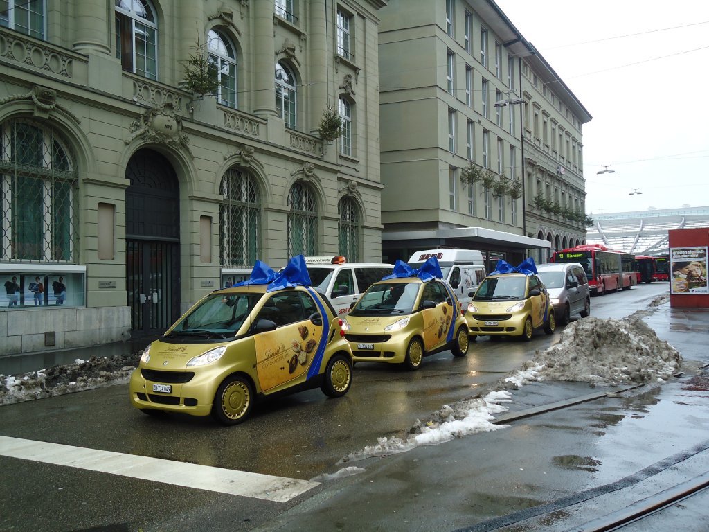 (131'377) - Lindt Smart-Konvoi am 7. Dezember 2010 beim Bahnhof Bern