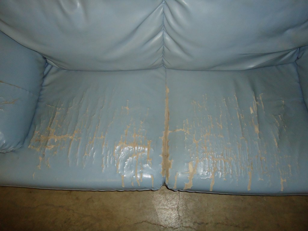 (131'662) - Wild deponiertes Sofa auf der Rampe vom BrockiShop am 18. Dezember 2010