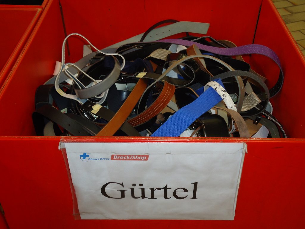 (132'605) - Kiste mit G�rtel im BrockiShop am 16. Februar 2011