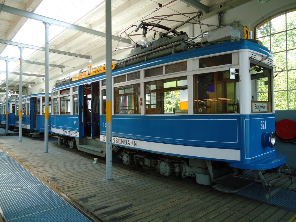 (133'467) - VBZ-Tram - Nr. 321 - am 25. April 2011 in Z�rich, Trammuseum
