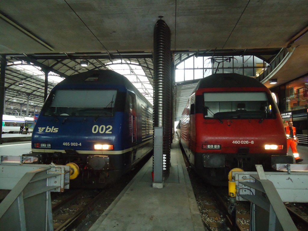 (133'585) - BLS-Lok - Nr. 002 + SBB-Lok - Nr. 460'026-8 - am 14. Mai 2011 im Bahnhof Luzern