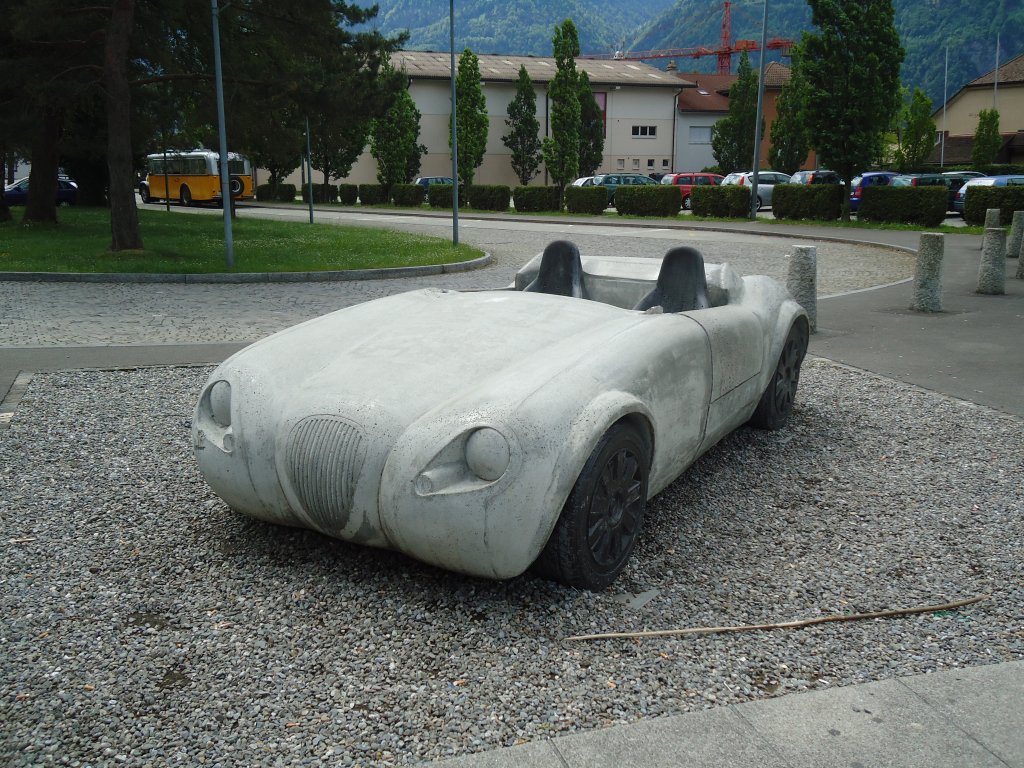 (133'648) - Rennauto aus Beton am 14. Mai 2011 beim Bahnhof Fl�elen