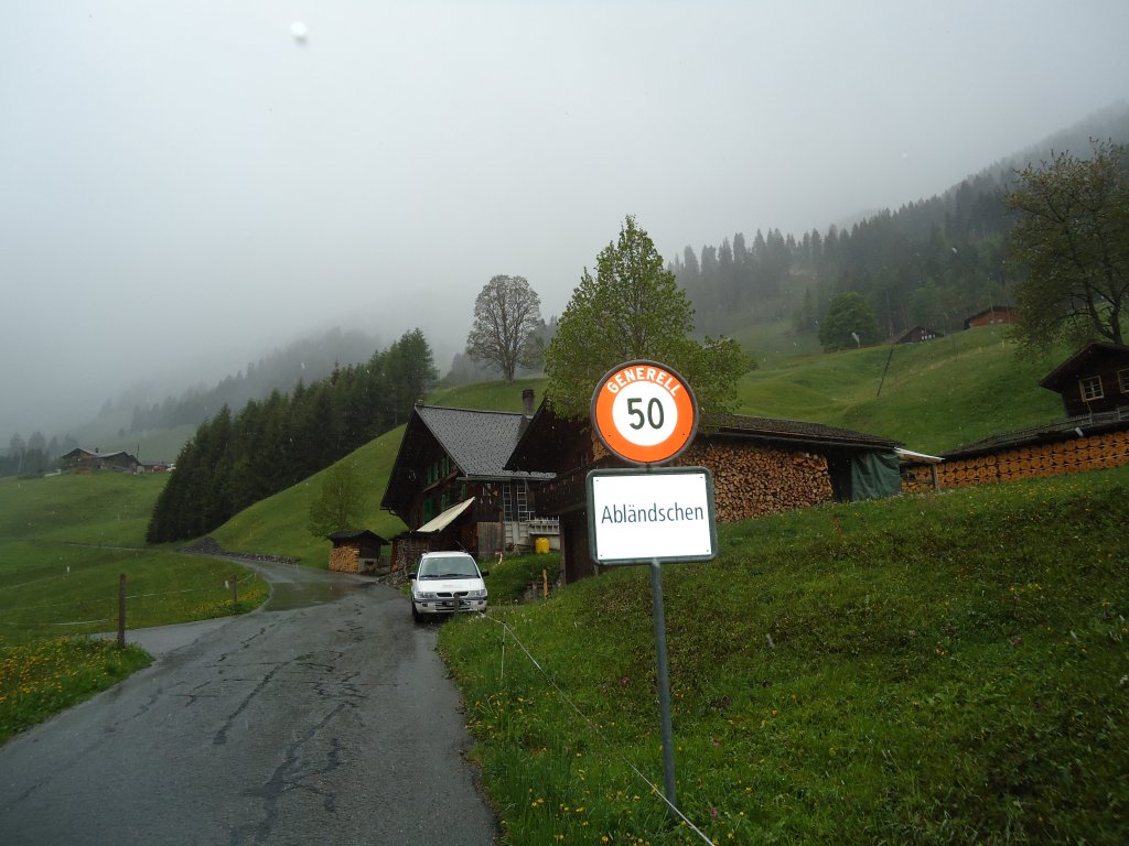 (133'666) - Dorfeinfahrt in Abl�ndschen am 15. Mai 2011