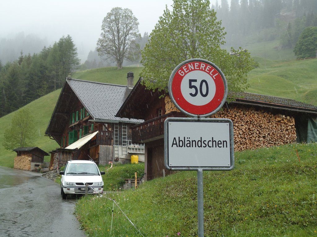 (133'667) - Dorfeinfahrt in Abl�ndschen am 15. Mai 2011