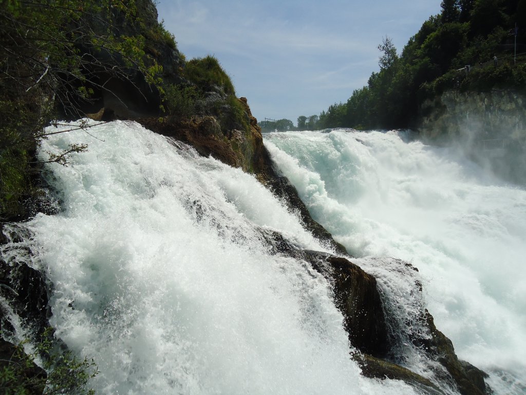 (133'789) - Der Rheinfall hautnah am 23. Mai 2011 bei Neuhausen