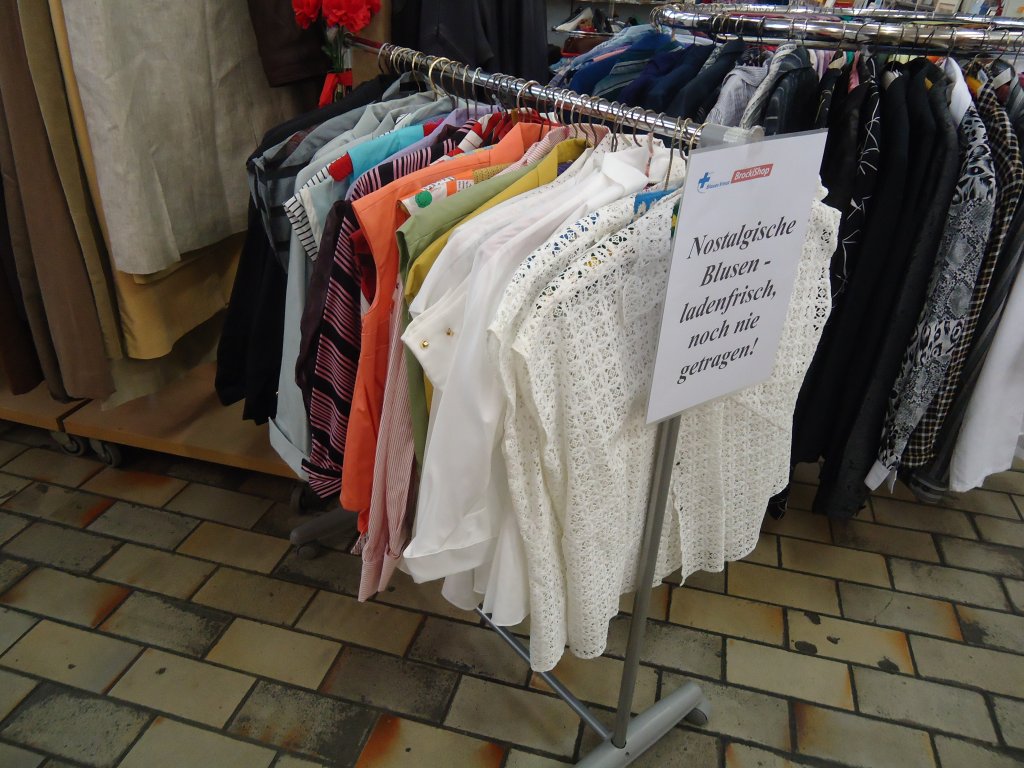 (133'941) - Nostalgische Blusen im BrockiShop am 1. Juni 2011