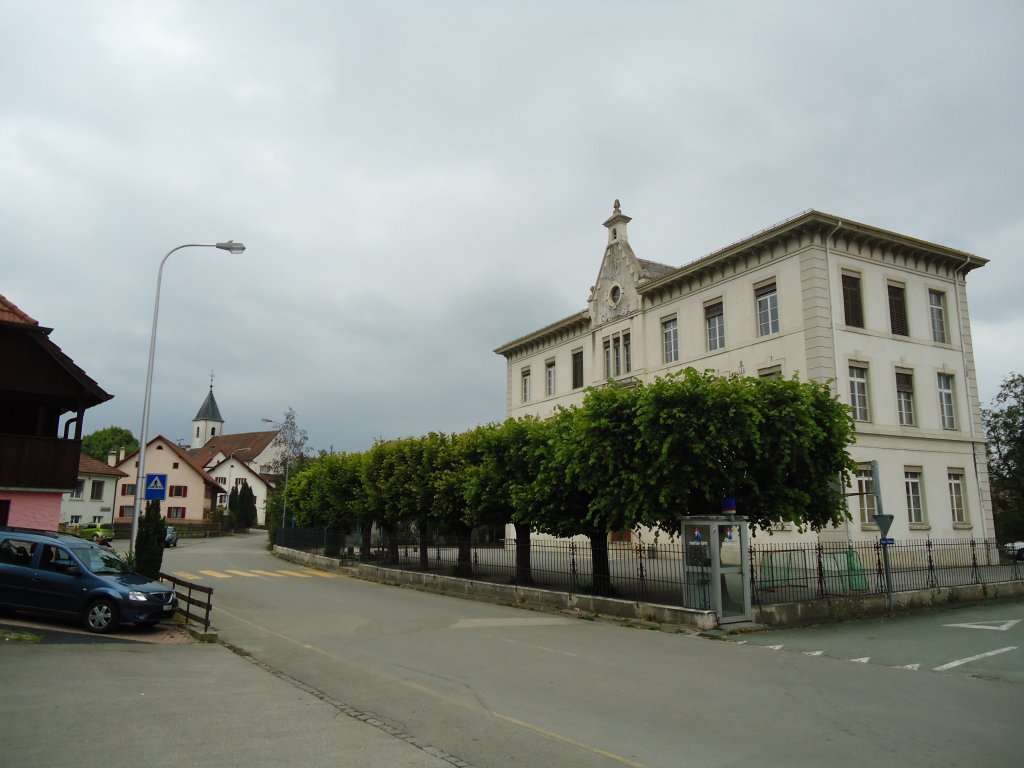 (133'959) - Dorfpartie mit Kirche und Schulhaus in Vendlincourt am 2. Juni 2011