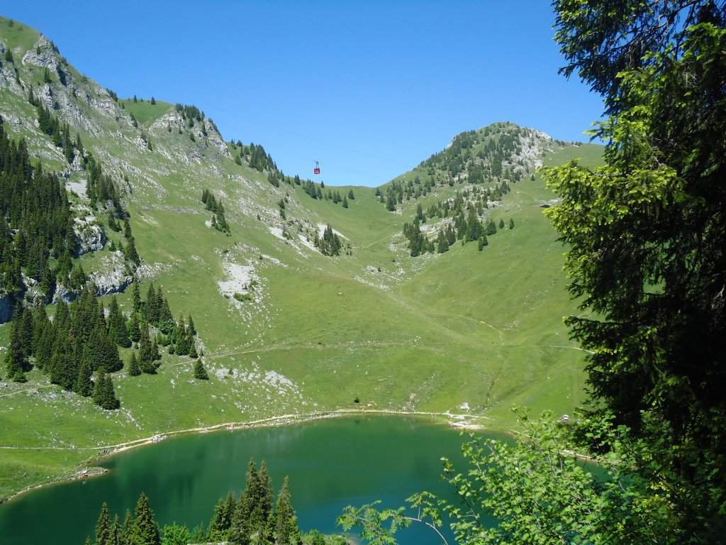 (134'517) - Der Stockensee mit Stockhornbahn im Stockhorngebiet am 26. Juni 2011