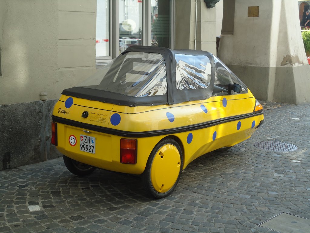 (134'823) - Frau Iseli's (Birgit Steinegger) Elektromobil - ZH 99'927 - am 9. Juli 2011 in Thun, Rathausplatz