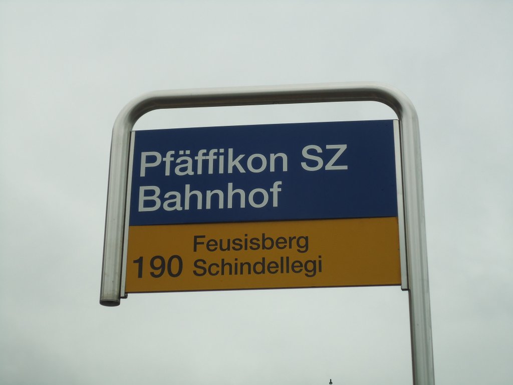 (135'824) - PostAuto-Haltestelle - Pf�ffikon SZ, Bahnhof - am 5. September 2011