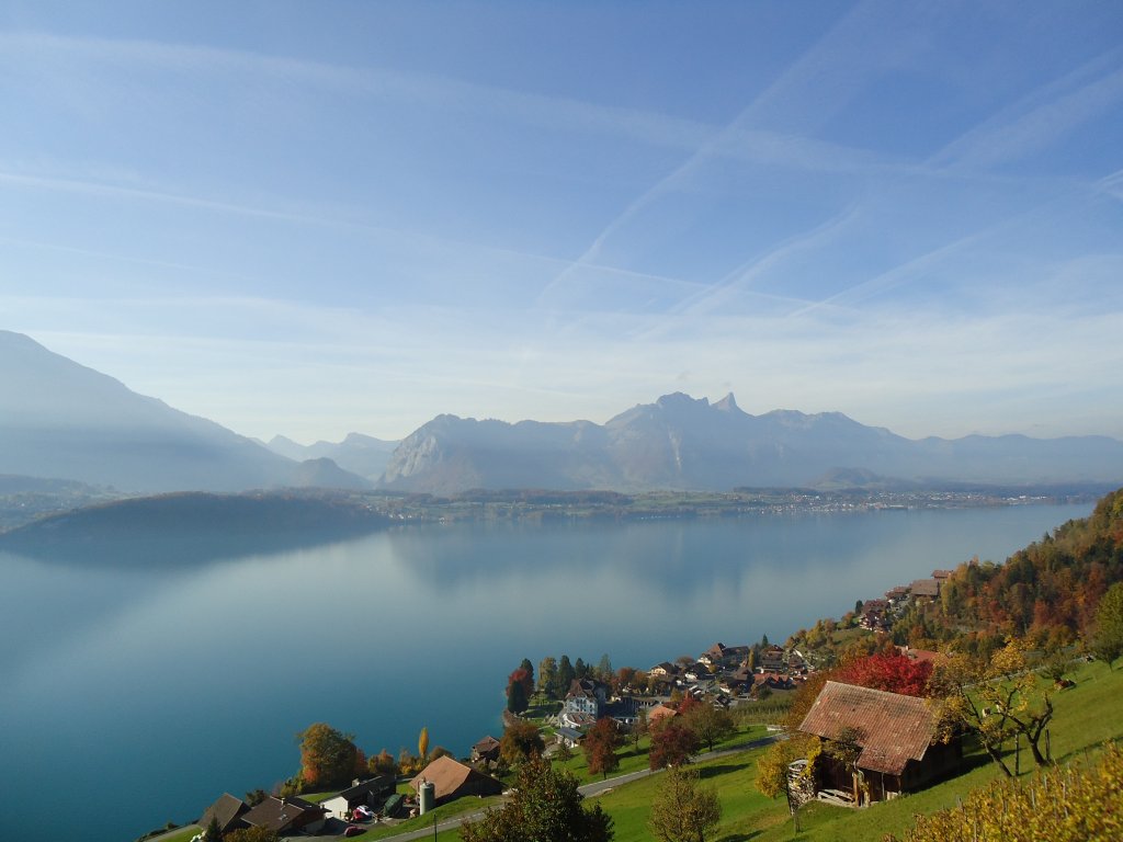 (136'685) - Blick von Sigriswil auf Gunten und den Thunersee am 31. Oktober 2011