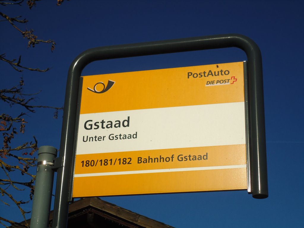 (137'001) - PostAuto-Haltestelle - Gstaad, Unter Gstaad - am 25. November 2011