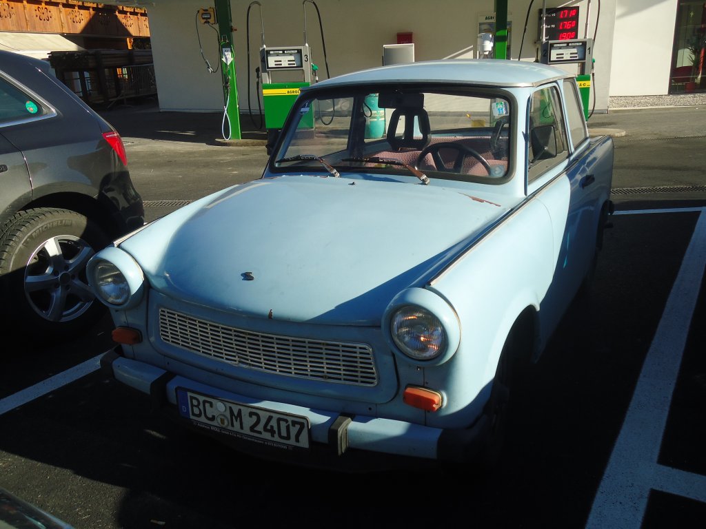 (137'004) - Trabant - BC-M 2407 - am 25. November 2011 beim Bahnhof Gstaad