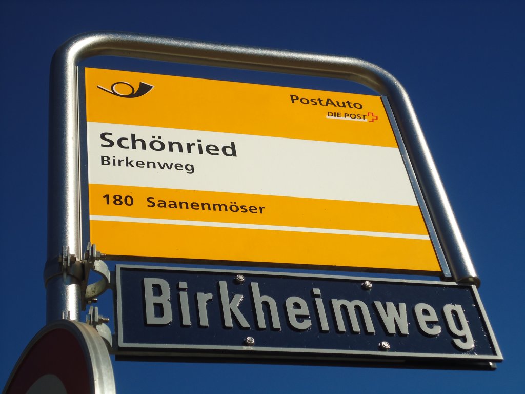 (137'013) - PostAuto-Haltestelle - Sch�nried, Birkenweg - Strassennamenschild - Birkheimweg - am 25. November 2011