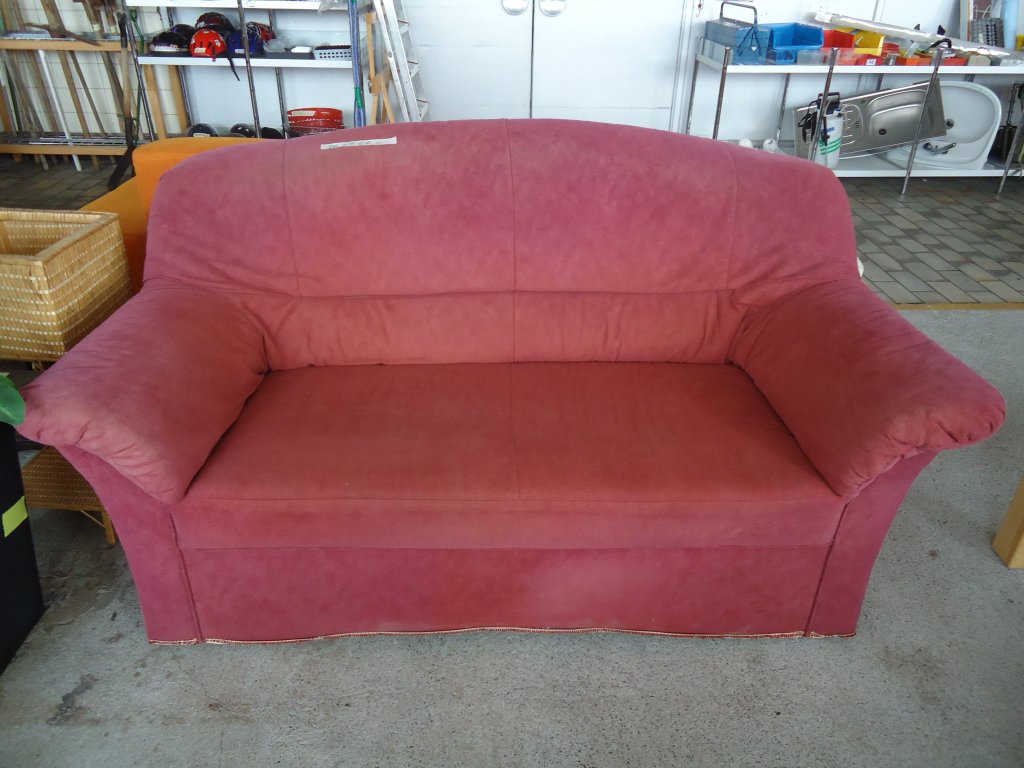 (137'651) - Lachsrotes Sofa im BrockiShop am 7. Februar 2012